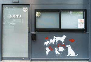 福冈Flower Base Lily House的一只门上涂有猫狗的画