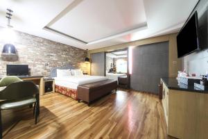 釜山Q5 Hotel Busan Songdo的一间卧室设有一张床和砖墙