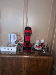 采齐维尔Hotel krone habitación doble的木制橱柜顶部的红色咖啡壶
