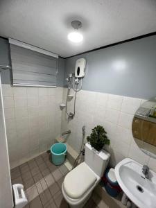 达沃市One Oasis Condo 2 Bedroom Free Pool & Wifi Beside SM City Mall的一间带卫生间和水槽的浴室