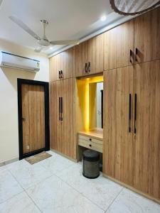焦特布尔MG apartments的客房设有木制橱柜、水槽和镜子