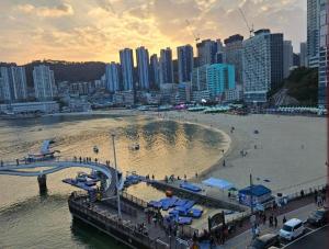 釜山Q5 Hotel Busan Songdo的享有海滩美景,设有码头和建筑