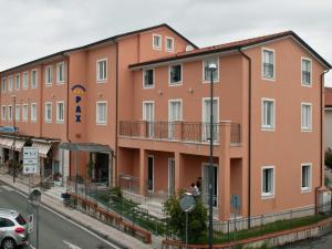Fiumaretta di Ameglia帕克斯公寓的街道边的一座橙色大建筑