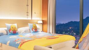 东莞东莞洲际酒店 - 广交会期间免费穿梭巴士至展馆的窗户客房内的一张带2个辛普森枕头的床