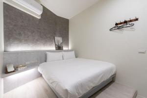 礁溪礁溪亞都溫泉旅店 Newly Renovated的卧室配有一张白色大床