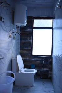 巴德里纳特Hotel Inn Badrinath Stay的一间带卫生间和窗户的浴室