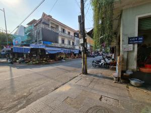 顺化Banana homestay( Chuối Homestay)的亚洲城市中一条空荡荡的街道,有建筑