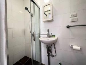 悉尼Budget 1 bedroom unit near Maroubra Beach的白色的浴室设有水槽和淋浴。