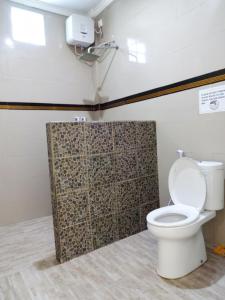 蓝梦岛Villa Cempaka Lembongan的一间带卫生间和淋浴间的浴室
