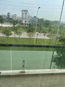 海阳Trúc Lâm hotel的从窗户可欣赏到网球场的景色
