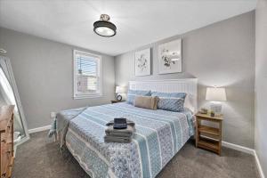 匹兹堡Cozy Southside Pitt home w/ Pool Table +Yard的一间卧室配有一张带蓝色毯子的床