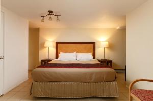温哥华Vancouver guest house的一间卧室配有一张大床和两盏灯