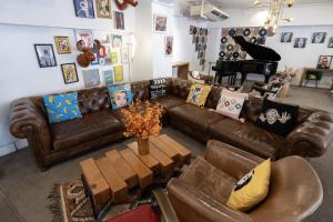 香港迷你中环的客厅配有棕色皮沙发和钢琴
