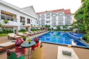 暹粒Sala Siem Reap Hotel的一张酒店游泳池的图片