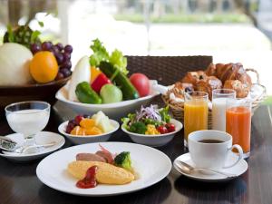 福冈福冈日航酒店的桌上放有食物和水果盘的桌子
