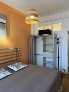 尼斯Bel appartement de 40m² à louer的一间卧室配有一张床和一盏灯