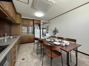 HijiyamachōLuxes - 2Br Apt for 10ppl Very Good Location的厨房配有木桌和椅子