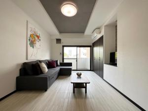 HijiyamachōLuxes - 2Br Apt for 10ppl Very Good Location的带沙发和咖啡桌的客厅