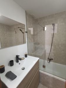 科斯塔德安提瓜Apartamento London Complex Amaya Fuerteventura的浴室配有白色水槽和淋浴。