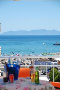艾瓦勒克莫斯塔尔酒店的一张享有海滩和大海美景的桌子