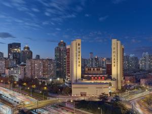 北京北京保利大厦的城市天际线,高楼,高速公路