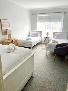 Emu BayThe Whitehouse的白色客房 - 带两张床和椅子