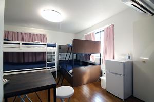 东京TOKYO MY HOME的小房间设有两张双层床和一张书桌