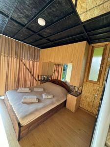 库塔伊西Odamarani的一间卧室,卧室内配有一张大床