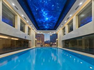 北京北京保利大厦的一座拥有星空天花板的建筑中的游泳池