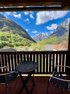 罗格坡曼戈唐Hotel Alpine的山景阳台上的桌椅