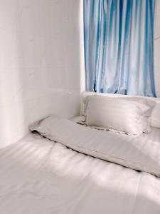 香港Waveflo Hostel 浪花青旅的窗户客房内的小床