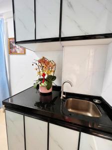 香港Waveflo Hostel 浪花青旅的厨房柜台设有水槽和花瓶