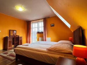 扎科帕内willa Calvados的卧室设有一张黄色墙壁上的大床