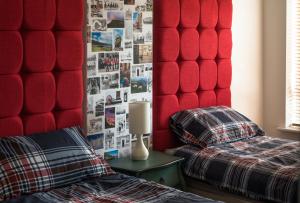 剑桥Cambridge Orchard Apartments - 2 double bedrooms的一间卧室设有两张床和红色床头板