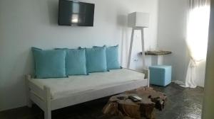 萨摩斯天蝎座公寓酒店及套房的客房内的沙发配有蓝色枕头
