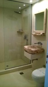 萨摩斯天蝎座公寓酒店及套房的带淋浴、盥洗盆和卫生间的浴室
