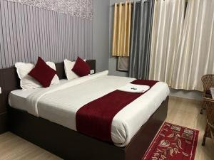瑞诗凯诗Hotel devoy inn by namastexplorer的一间卧室配有一张带红色枕头的大床