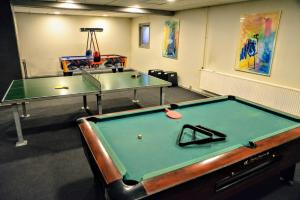 斯文堡斯温堡大宿舍酒店的台球室,配有2张乒乓球桌