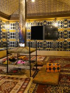 瓦迪拉姆Daniela Camp Wadi Rum的客厅设有壁挂式平面电视。