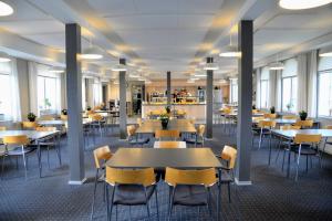 斯文堡斯温堡大宿舍酒店的大型客房设有桌椅和窗户。