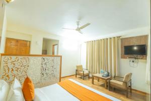马拉里Star Rising的一间卧室配有一张床、一张书桌和一台电视。