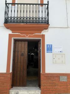 阿拉哈尔Casa Moya Villa Lujo的带阳台和门的大楼入口
