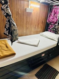 孟买New Mahira Dormitory的小房间一对床