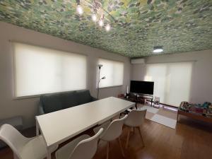 木更津Kisarazu - House - Vacation STAY 06328v的配有桌椅和电视的客房