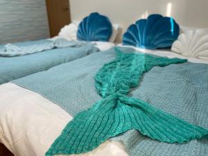 木更津Kisarazu - House - Vacation STAY 06328v的两张蓝色和白色的床,配有蚊帐