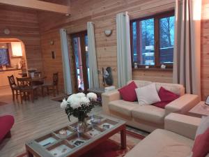 里加Forest Edge Cottage的客厅配有沙发和桌子