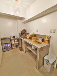 PusokAashvi cozy cabin hostel close to mactan cebu airport的厨房配有桌子