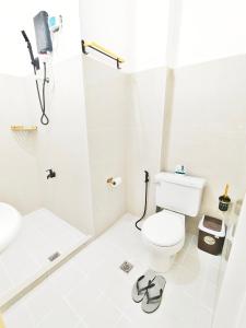 PusokAashvi cozy cabin hostel close to mactan cebu airport的白色的浴室设有卫生间和淋浴。