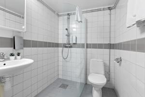 斯德哥尔摩Forenom Hotel Kista的白色的浴室设有卫生间和水槽。