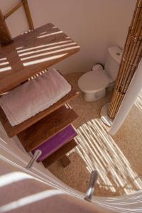 埃尔莫波利斯Villa Zen Dans Le Bleu的一间带卫生间和毛巾架的浴室